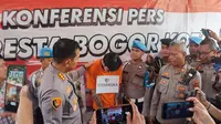 Polresta Bogor Kota mengungkap kasus pembunuhan terhadap pacarnya sendiri yang jasadnya disimpan di ruko kosong. (Liputan6.com/Achmad Sudarno)
