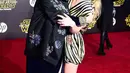 Putri dari Carrie Fisher, Bilie Lourd tampil memukau di karpet merah di Hollywood Boulevard menunjukkan kaki indahnya. Pasangan ibu dan anak ini pun saling berpelukan bahagia ketika kamera tertuju pada mereka. (AFP/Bintang.com)