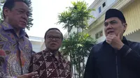Sekjen PBNU Hemly Faishal Zaini (kiri) bersama Ketua KWI  Mgr Ignatius Suharyo (tengah) usai bertemu Presiden Jokowi. (Merdeka.com/Intan umbari Prihatin)