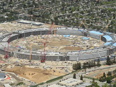 Bangunan proyek Apple Campus 2 saat dalam pembangunan di Cupertino, California (6/4). Kantor baru Apple tersebut memiliki luas sekitar 70 hektare dan dapat menampung hingga 13.000 karyawan. (REUTERS / Noah Berger)