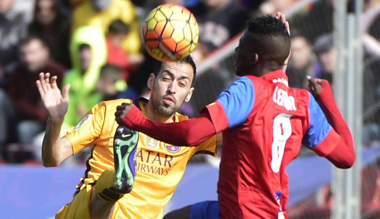 Pemain Barcelona, Sergio Busquets (kiri) mencoba menghalau bola dari pemain Levante, Jefferson Lerma pada lanjutan La Liga Spanyol pekan ke-22 di Stadion Ciutat de Valencia, Valencia, Minggu (7/2/2016).  (AFP/Jose Jordan)