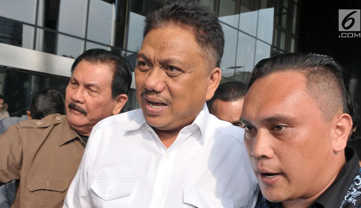 Mantan Wakil Ketua Badan Anggaran DPR, Olly Dondokambey diperiksa sebagai saksi untuk kasus dugaan korupsi proyek pengadaan e-KTP (KTP Elektronik) dengan tersangka Andi Agustinus alias Andi Narogong, Jakarta, Selasa (4/7). (Liputan6.com/Helmi Afandi)