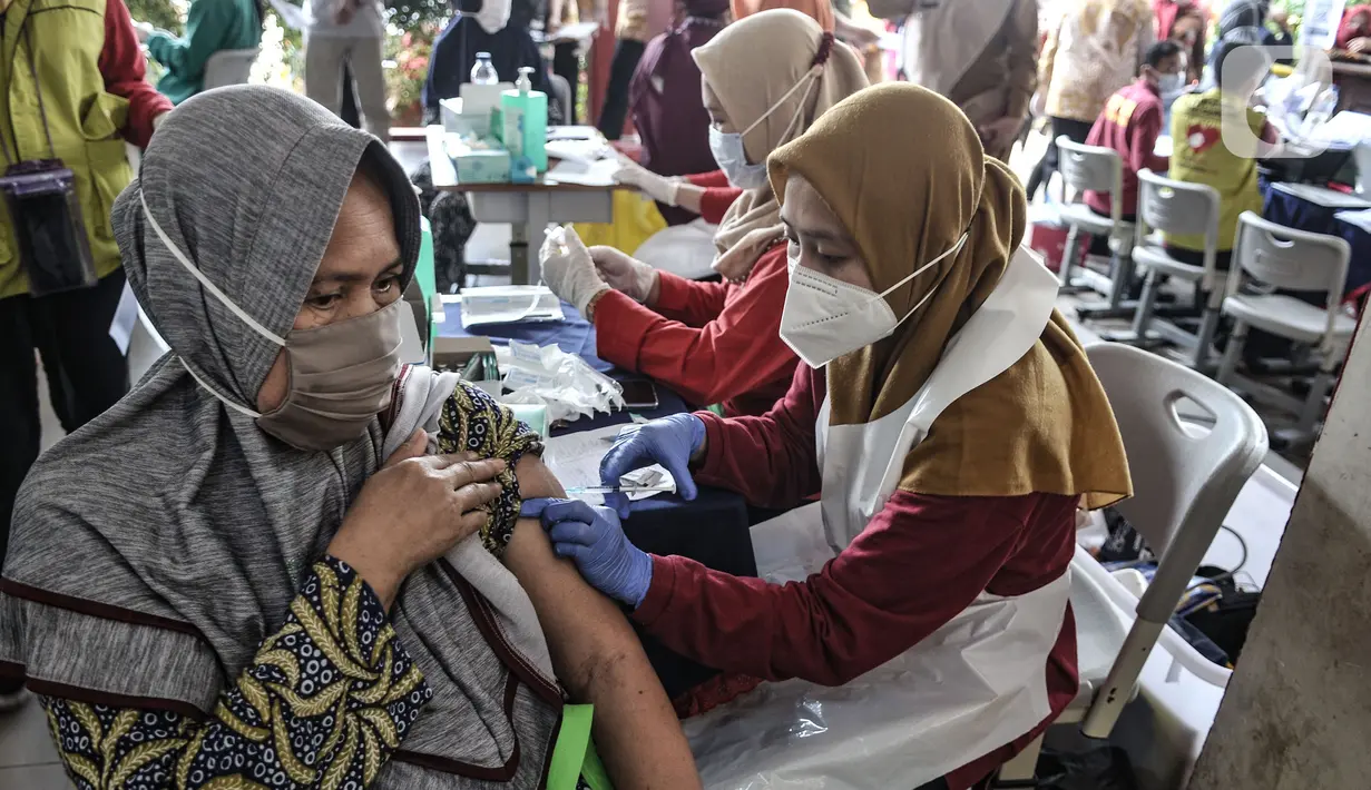 Warga lanjut usia (lansia) menerima vaksinasi COVID-19 di SDN 02 Sukapura, Cilincing, Jakarta Utara, Senin (22/3/2021). Kegiatan ini sebagai upaya meningkatkan kekebalan tubuh kepada warga rentan dari virus COVID-19. (merdeka.com/Iqbal S. Nugroho)