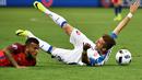Pemain Inggris, Ryan Bertrand (kiri), melanggar pemain Slovakia, Peter Pekarik, pada laga terakhir Grup B Piala Eropa 2016 di Stade Geoffroy-Guichard, Saint-Etienne, Selasa (21/6/2016) dini hari WIB. (AFP/Jeff Pachoud)