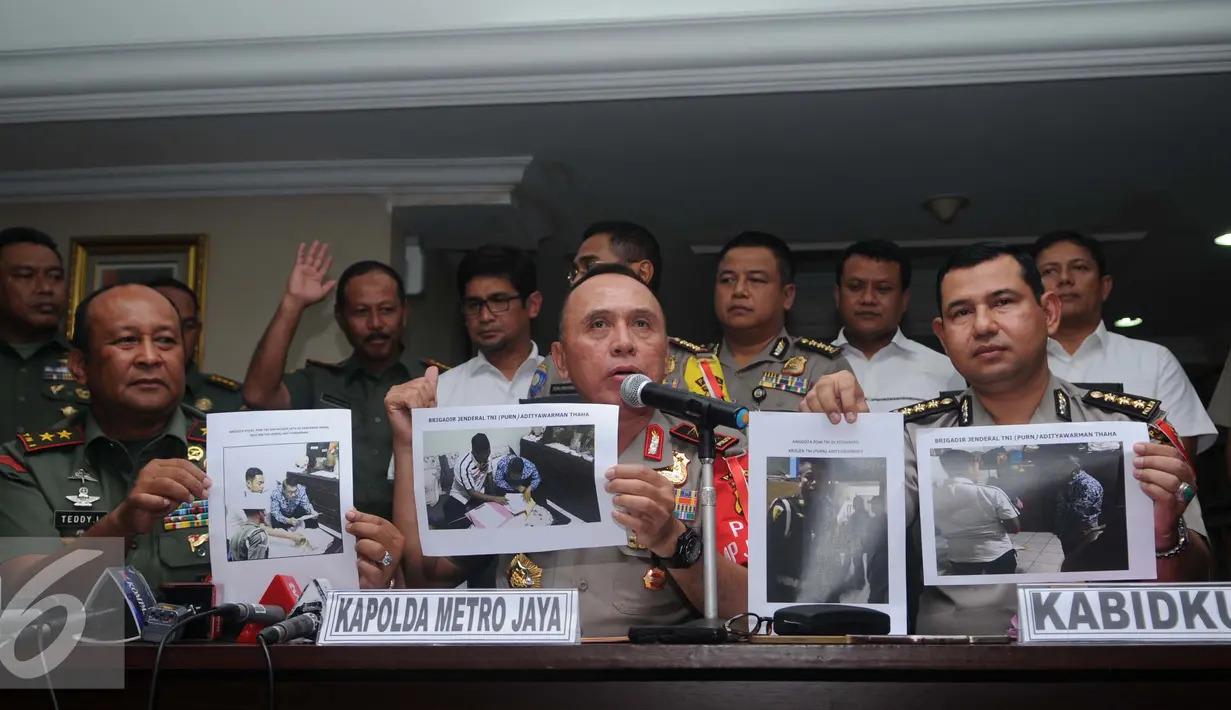 Kapolda Metro Jaya, Irjen Pol Mochammad Iriawan menunjukkan gambar Brigadir Jenderal TNI (Purn) Adityawarman Thaha jelang ditangkap, Jakarta, Selasa (6/12). Iriawan memastikan penangkapan Thaha, sudah sesuai prosedur hukum. (Liputan6.com/Gempur M Surya)