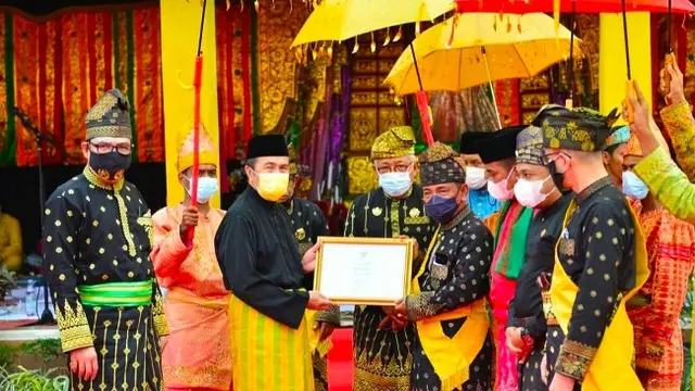 Gubernur Riau Syamsuar memberikan pengakuan dari UNESCO terhadap Togak Tonggol ke Bupati Kabupaten Pelalawan.