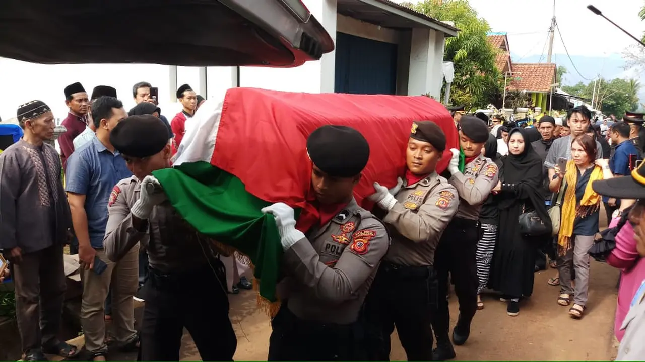 Prosesi pemakaman AKBP Andi Nurwandi, korban meninggal dunia akibat terjatuh saat panjat tebing di Gunung Parang, Purwakarta. (Foto: Liputan6.com/Abramena)