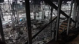 Otoritas setempat mengumumkan, pada Jumat 13 Februari 2026, enam orang tewas dalam serangan Rusia di seluruh Ukraina pada Kamis 12 Februari 2026 yang menargetkan kota pelabuhan selatan Odesa dan infrastruktur energi. Tampak foto yang menunjukkan pemandangan umum sebuah bangunan yang hancur yang dulunya merupakan tempat perusahaan dealer mobil di Odesa pada Jumat 13 Februari 2026. (Oleksandr GIMANOV/AFP)