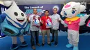 Sales Director Frisian Flag Indonesia Irawan, GM Alfamart Hendra, dan Corporate Affairs Director Frisian Flag Indonesia Andrew F Saputro meluncurkan karakter animasi edukatif di TMII, Jakarta, Minggu (29/9/2019). Karakter animasi Zuzhu dan Zazha terinspirasi dari tetesan susu. (Liputan6.com/HO/Bon)