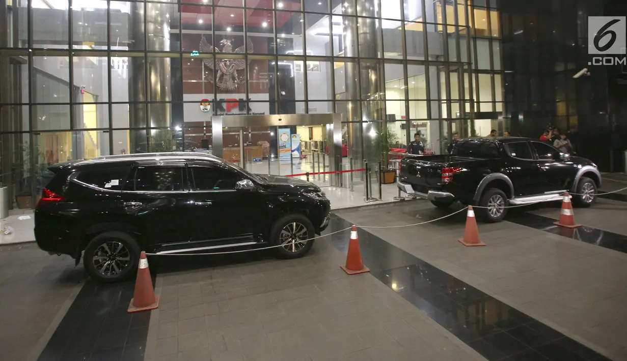 Mobil Mitsubishi Triton Exceed dan Pajero Sport Dakar diamankan KPK saat OTT Kalapas Sukamiskin Wahid Husein, di Gedung KPK, Jakarta, Sabtu (21/7). KPK menetapkan Kalapas sebagai tersangka dugaan suap jual fasilitas napi korupsi. (Liputan6.com/HO/Udin)