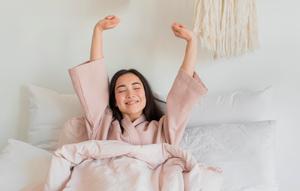 Tidak semua orang perlu bangun pukul 5 pagi untuk merasa produktif. Bangun sebelum pukul 8 sudah cukup untuk memberi ruang menikmati pagi tanpa terburu-buru. Waktu ini memungkinkan tubuh beradaptasi secara alami sebelum menghadapi aktivitas. (foto/dok: freepik)