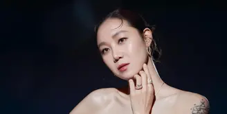 Tampil di sebuah sesi pemotretan, Gong Hyo Jin tidak terlihat seperti perempuan berusia 40 tahun. Padahal ia hanya mengenakan makeup yang sangat tipis menghasilkan glass skin look. (instagram/rovvxhyo)