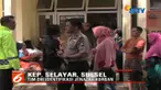 Sejumlah keluarga korban masih menunggu Tim DVI Biddokkes Polda Sulsel untuk melakukan identifikasi keluarga mereka yang masih berada di dalam kamar jenazah.