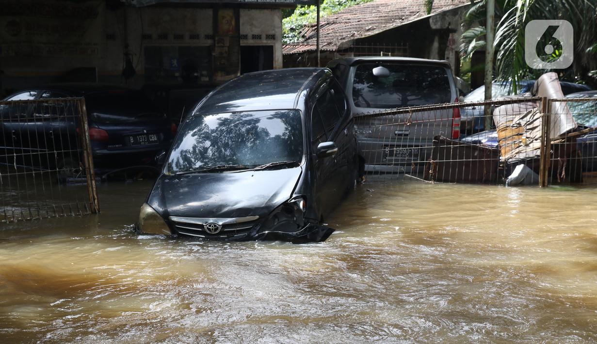 Foto Kondisi Mobil Viral Yang Terseret Arus Banjir Di Ciledug