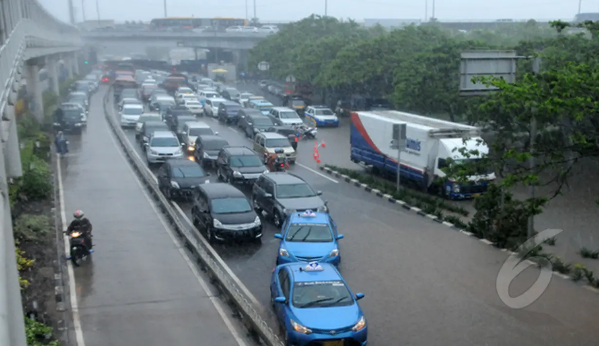 Kendaraan roda dua dan roda empat memilih menghindari banjir di jalan Letjend Suprapto, Cempaka Putih, jakarta pusat, Senin (9/2/2015).   (Liputan6.com/Herman Zakharia)