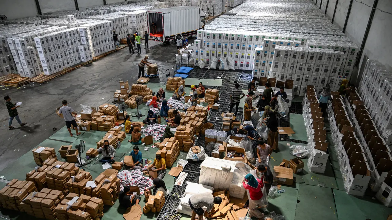 KPU Surabaya Distribusikan Logistik Pemilu 2024 ke Panita Pemilihan Kecamatan