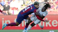 Bek Barcelona, Ronald Araujo melanggara gelandang Real Madrid, Eduardo Camavinga dalam laga El Clasico di La Liga 2023/2024. (AFP/Lluis Gene)