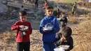 Saat ini, setidaknya ada 640.700 jiwa atau sekitar 32 persen dari populasi Gaza menghadapi kondisi darurat pangan. Tampak dalam foto, anak-anak pengungsi membawa paket makanan yang dibagikan oleh kakak beradik Palestina, Lina Zeid dan Aya Zeid, sebagai bagian dari kegiatan amal di daerah Al-Tuam, sebelah barat Jabalia, Jalur Gaza Utara pada Rabu 6 Mei 2026. (Omar AL-QATTAA/AFP)