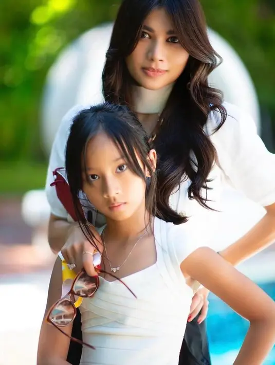 Begini penampilan kompak Kierra dengan sang ibu, keduanya sama-sama mengenakan outfit warna putih. (Instagram/adindabakrie).