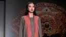 Model membawakan gaun rancangan Ghea Panggabean saat Ikatan Perancang Mode Indonesia (IPMI) Trend Show 2017, Jakarta, Selasa (8/11). Ghea memadukan Budaya Sumatra dan Jawa dalam rancangannya kali ini. (Liputan6.com/Gempur M Surya)
