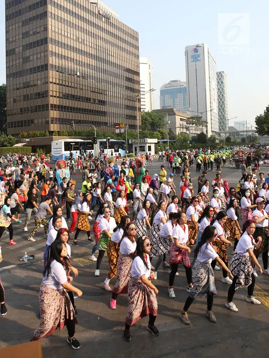 Srikandi Milenial menggelar flash dance di Car Free Day (CFD) kawasan Thamrin, Jakarta, Minggu (29/9/2019). Kegiatan ini dalam rangka mewujudkan energi positif bagi masyarakat. (Liputan6.com/Herman Zakharia)