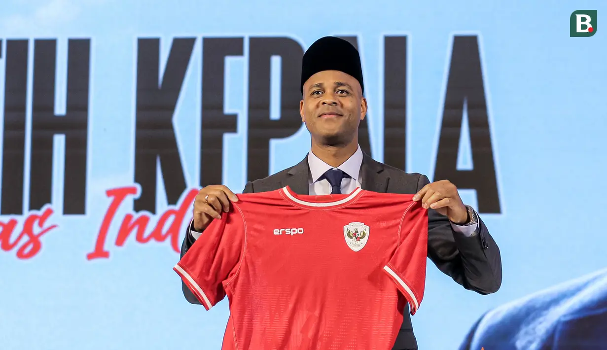 <p>Pelatih kepala baru Timnas Indonesia, Patrick Kluivert berpose dengan memegang jersey dan memakai peci setelah sesi konferensi pers yang berlangsung di Hotel Mulia, Senayan, Jakarta, Minggu (12/01/2025). (Bola.com/Bagaskara Lazuardi)</p>