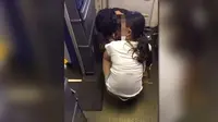 merasa toilet pesawat terlalu sempit, seorang ibu kedapatan membiarkan anaknya buang air besar di bagian belakang kabin pesawat.