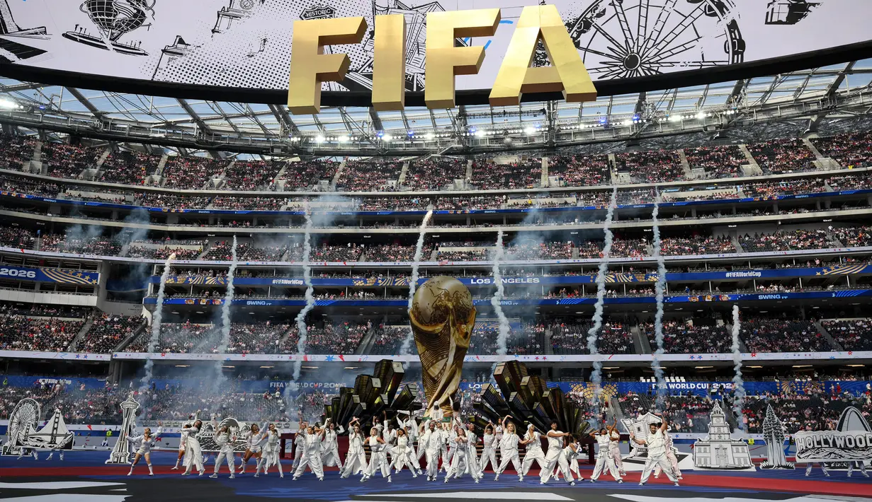 Penyanyi asal Thailand menjadi salah satu performer dalam seremoni yang berlangsung di Los Angeles Stadium, Amerika Serikat, Sabtu (13/06/2026) dini hari WIB. (AFP/Patrick T. Fallon)