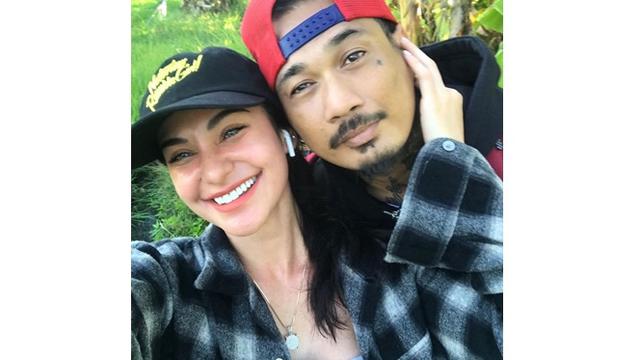 Selalu Menemani, Ini 6 Potret Setia Nora Alexandra dengan Jerinx SID
