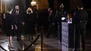 Presiden AS Joe Biden dan Ibu Negara Jill Biden tiba untuk memberi penghormatan kepada polisi yang tewas dalam kerusuhan Capitol Hill Brian Sicknick di tengah Capitol Rotunda, Washington, Selasa (2/2/2021). Abu jenazah Brian Sicknick dihadirkan dalam upacara ini. (Leah Millis/Pool via AP)