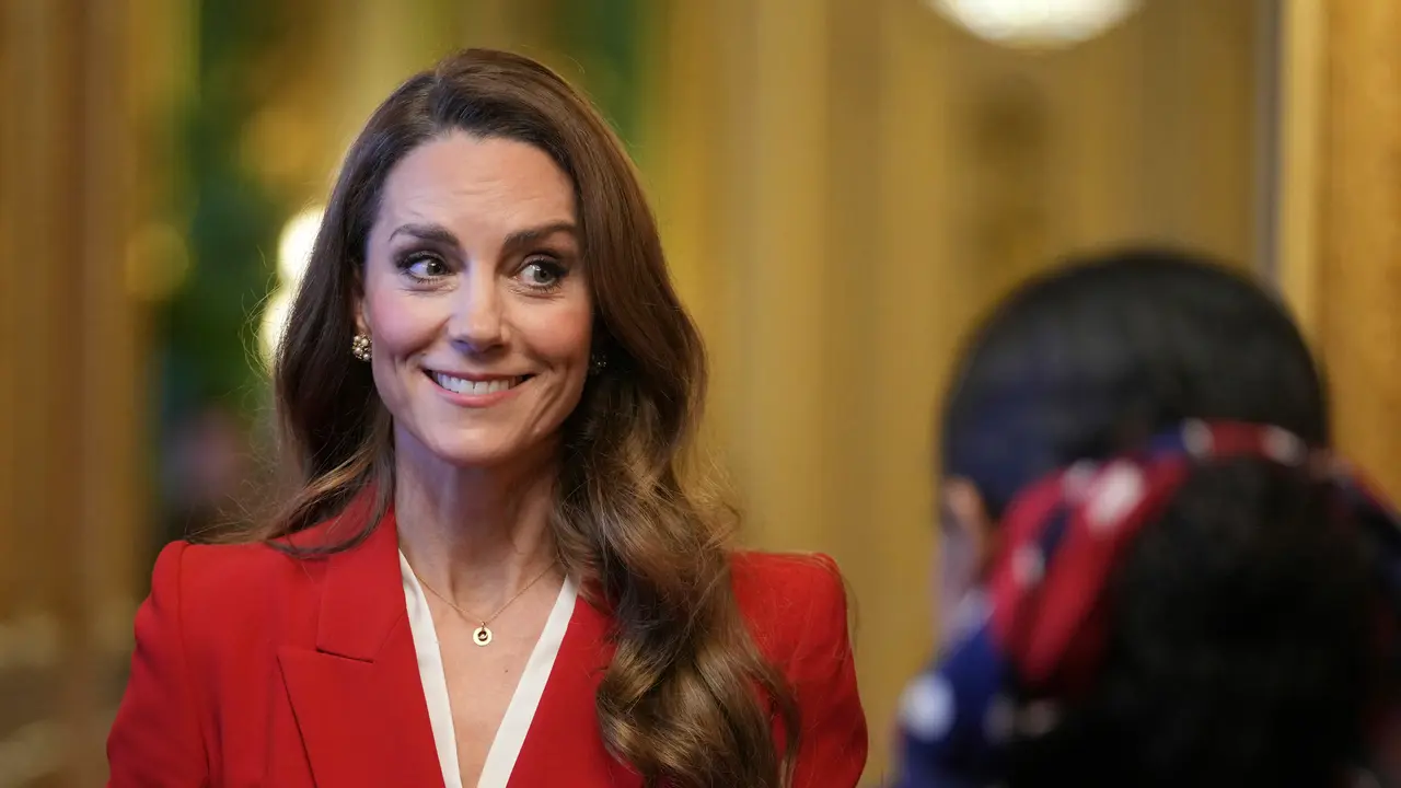 Kate Middleton Daur Ulang Gaya Setelan Merah 2 Tahun Lalu, Simpan Makna Tersirat