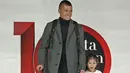 Aktor Samuel Rizal bersama putrinya Drucilia Kalea Arifin berjalan diatas catwalk saat tampil dalam Jakarta Fashion Week 2018 dengan tema Man Manual "The Mens Trends Spootter" di Senayan City, Jakarta, Rabu (25/10). (Liputan6.com/Herman Zakharia)