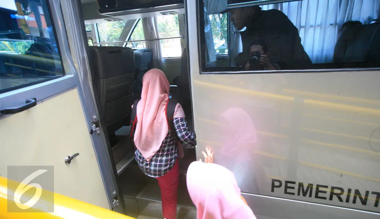 Karena parkir di kawasan Malioboro telah ditutup sejak Senin (4/4) kemarin, Pemprov DIY mengerahkan bus shelter untuk mengangkut penumpang yang memarkir kendaraannya di Taman Parkir Abu Bakar Ali.  (Liputan6.com/Boy Harjanto)