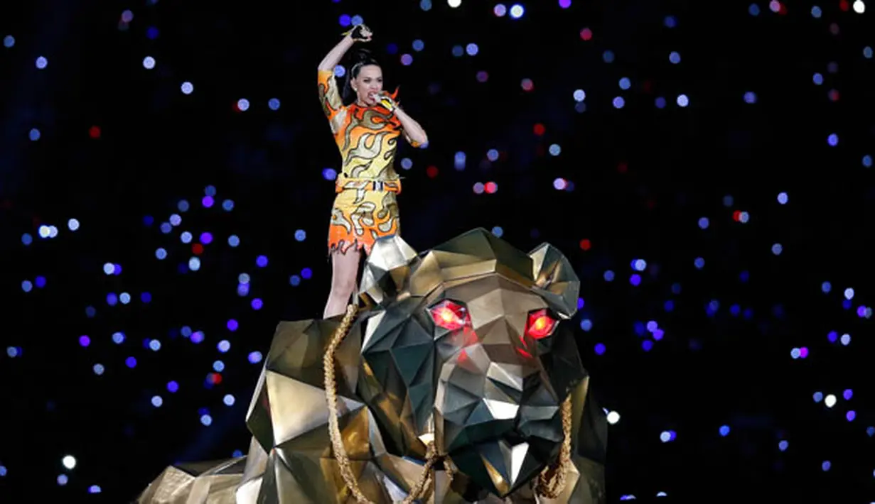 Katy Perry masuk ke lapangan dengan menaiki robot singa besar berwarna emas sambil membawakan lagu "Roar" di ajang Super Bowl XLIX Halftime Show di University of Phoenix Stadium, Arizona, AS, Minggu (1/2/2015). (Matthew Emmons-USA TODAY Sports)
