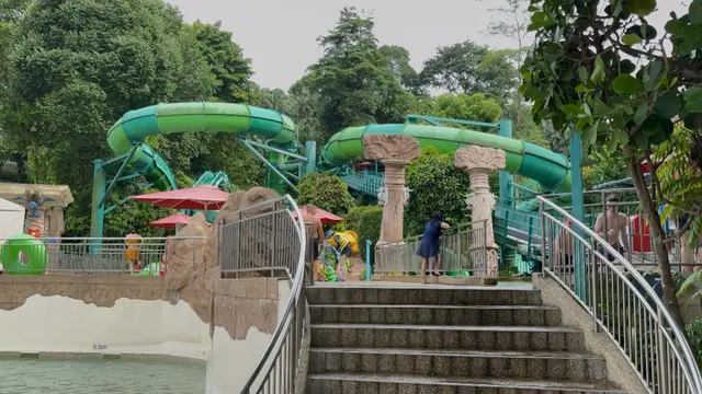 Liburan ke Singapura Bermain Air di Adventure Cove Waterpark. [Anisha/Fimela]