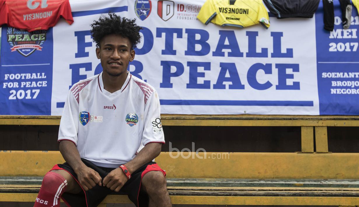 Uni Papua mengadakan turnamen sepak bola tujuh lawan tujuh bertajuk Football For Peace di Stadion Soemantri Brodjonegoro, Jakarta, Minggu (21/5/2017). Turnamen ini diadakan untuk menyuarakan kedamaian melalui sepak bola(Bola.com/Vitalis Yogi Trisna)