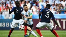 Gelandang Argentina, Lionel Messi, berusaha melewati kepungan pemain Prancis pada laga 16 besar Piala Dunia di Kazan Arena, Kazan, Sabtu (30/6/2018). Prancis menang 4-3 atas Argentina. (AFP/Jewel Samad)