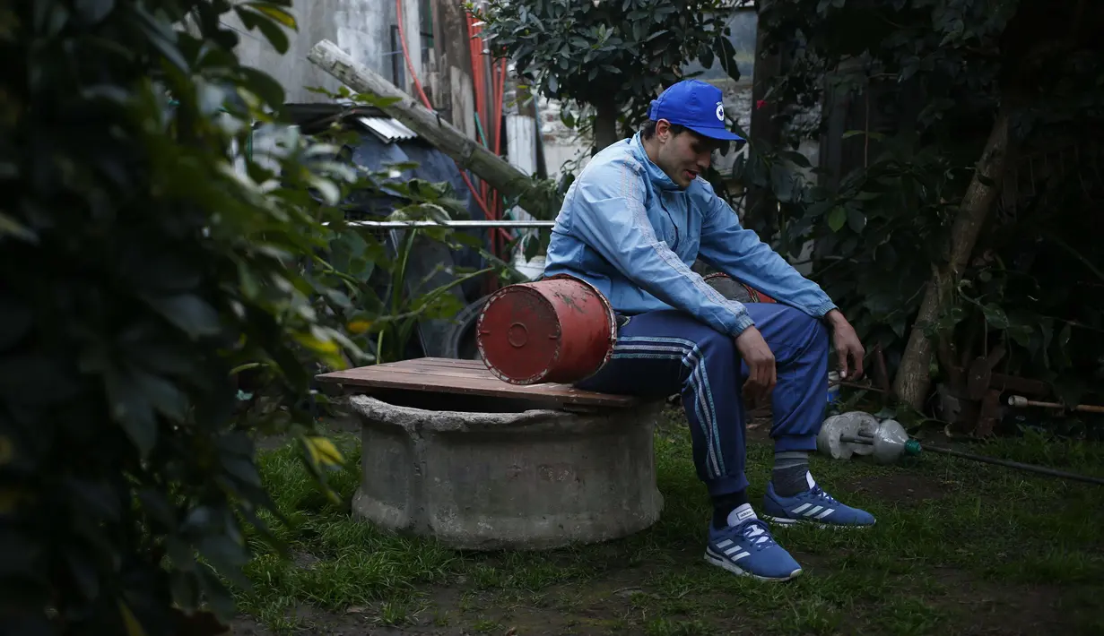 Yamil Peralta saat beristirahat di rumahnya di Jose C. Paz di pinggiran Buenos Aires, Argentina, 29 Juli 2020. Di tengah lockdown COVID-19, petinju Olimpiade dan profesional ini mendapat pekerjaan di perusahaan sampah untuk memenuhi kebutuhannya. (AP Photo/Marcos Brindicci)