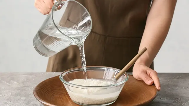 Ilustrasi mencuci beras