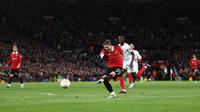 Momen pertandingan antara Manchester United versus Sevilla yang berakhir dengan skor 2-2 di leg pertama perempat final Liga Europa 2022/2023 hari Jumat (14/04/2023) dini hari WIB. (Darren Staples / AFP)