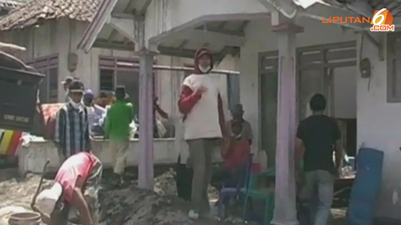 bersih-rumah-kelud-140222-a.jpg