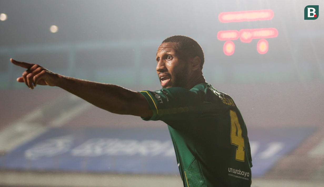 Alie Sesay hampir tak tergantikan di lini pertahanan Persebaya saat BRI Liga 1 musim ini. Ia merupakan bek dengan kemampuan intersep, sapuan, memotong umpan, hingga duel udara yang mumpuni. 13 clean sheet Bajul Ijo tak lepas dari penampilan solid pria Inggris itu. (Bola.com/Bagaskara Lazuardi)