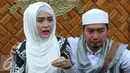 Istri Ustad Solmed, Aprile Jasmine memberikan keterangan pers terkait issu pengeroyokan suaminya, Jakarta, Rabu (11/5). Aprile merasa aneh ada pengajian tetapi ingin melakukan pengeroyokan. (Liputan6.com/Herman Zakharia)