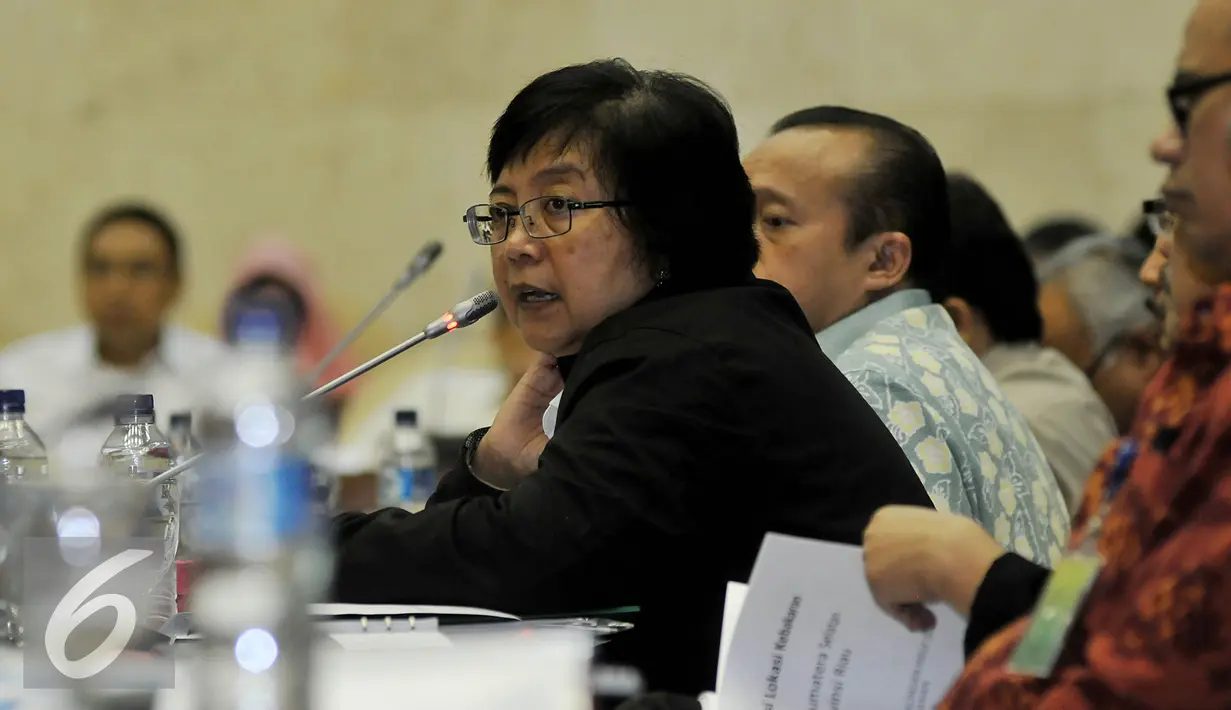 Menteri LHK, Siti Nurbaya memberikan keterangan saat rapat kerja dengan komisi IV DPR di kompleks Parlemen, Jakarta, Rabu (14/9/2015). Pembahasan RKA-K/L Tahun 2016 dan Pemmbahasan usulan program yang akan didanai oleh DAK. (Liputan6.com/Johan Tallo)
