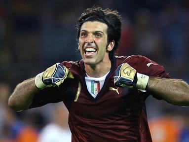 Sejak edisi 1994 FIFA selalu menganugerahkan penghargaan Golden Glove atau Sarung Tangan Emas kepada kiper terbaik yang tampil di putaran final Piala Dunia. Dalam perjalanannya, tak jarang mereka yang terpilih sebagai penerima Golden Glove juga dibarengi dengan membawa negaranya menjuarai Piala Dunia. Berikut 5 penjaga gawang yang menyabet penghargaan Golden Glove dalam 5 edisi terakhir Piala Dunia. (AFP/Patrick Hertzog)