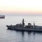 Kapal perang Inggris, HMS Montrose, mengawal pelayaran kapal dagang berbendera negaranya di Teluk Persia (AP Photo)