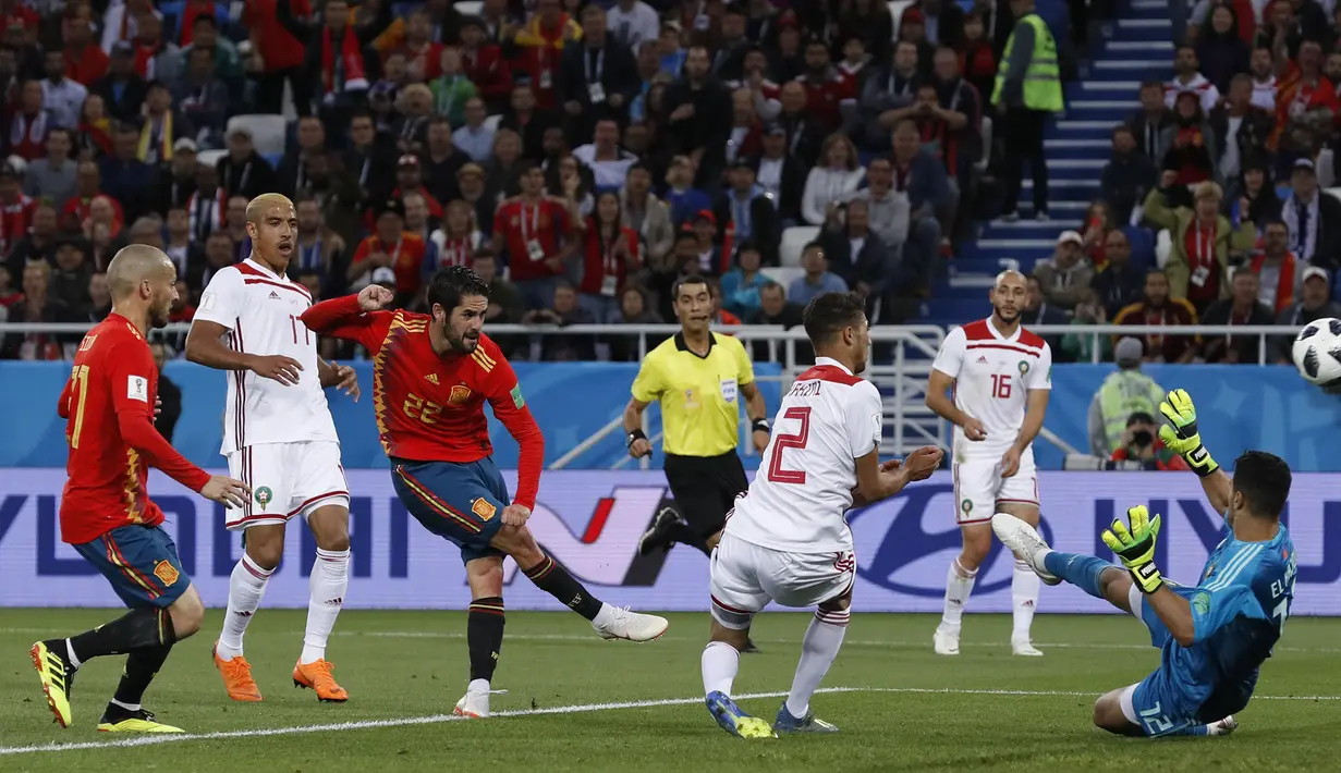 Proses terjadinya gol yang dicetak gelandang Spanyol, Isco, ke gawang Maroko pada laga grup B Piala Dunia di Stadion Kaliningrad, Kaliningrad, Senin (25/6/2018). Kedua negara bermain imbang 2-2. (AP/Manu Fernandez)