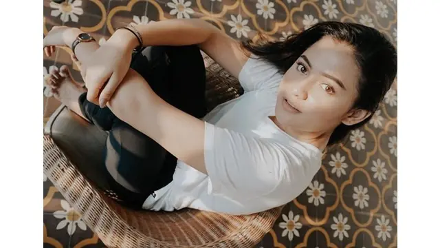 Wanita 20 tahun ini identik dengan gaya tomboi, namun pesona cantiknya tak luntur.