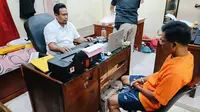 Penyidik Polsek Tenayanraya Pekanbaru meminta keterangan ayah cabuli anak tiri. (Liputan6.com/M Syukur)