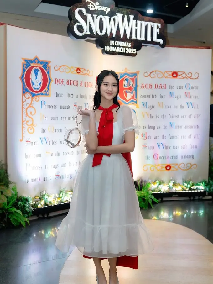 Pesona Harleyava Princy Tampil Bak Snow White Modern di Premiere Film Disney
